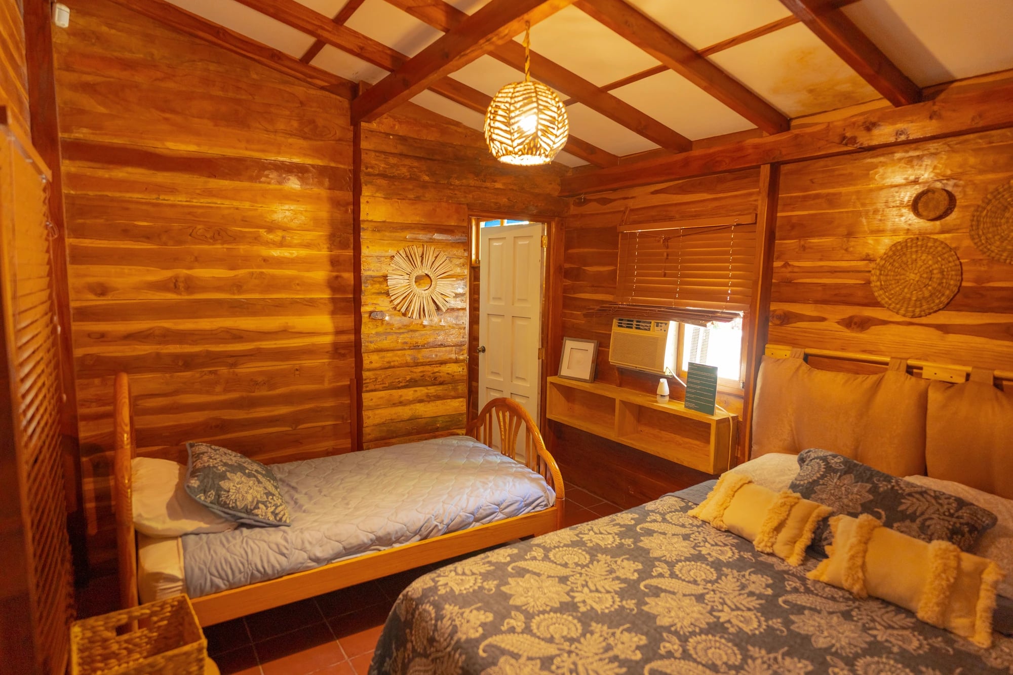 Segunda habitación con cama doble y cama individual